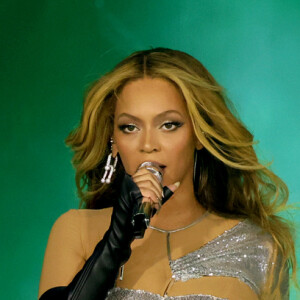 Beyoncé com body metalizado na Renaissance Tour: esse look é da grife Courregès