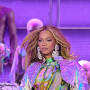 Beyoncé também apostou em peças holográficas em seu figurino: esse look é um David Koma