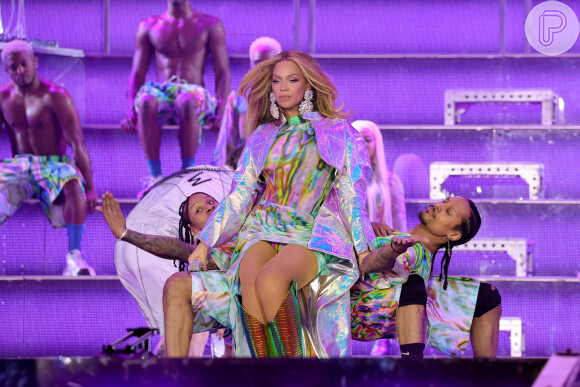 Beyoncé também apostou em peças holográficas em seu figurino: esse look é um David Koma