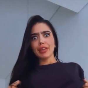 MC Mirella exibiu a barriga para negar gravidez de Dynho Alves