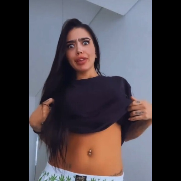 MC Mirella exibiu a barriga para negar gravidez de Dynho Alves