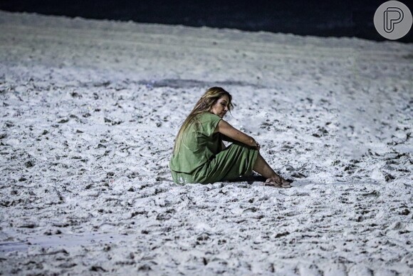 Após desentendimento com Manoel Soares na TV, Patricia Poeta foi flagrada chorando sozinha na praia