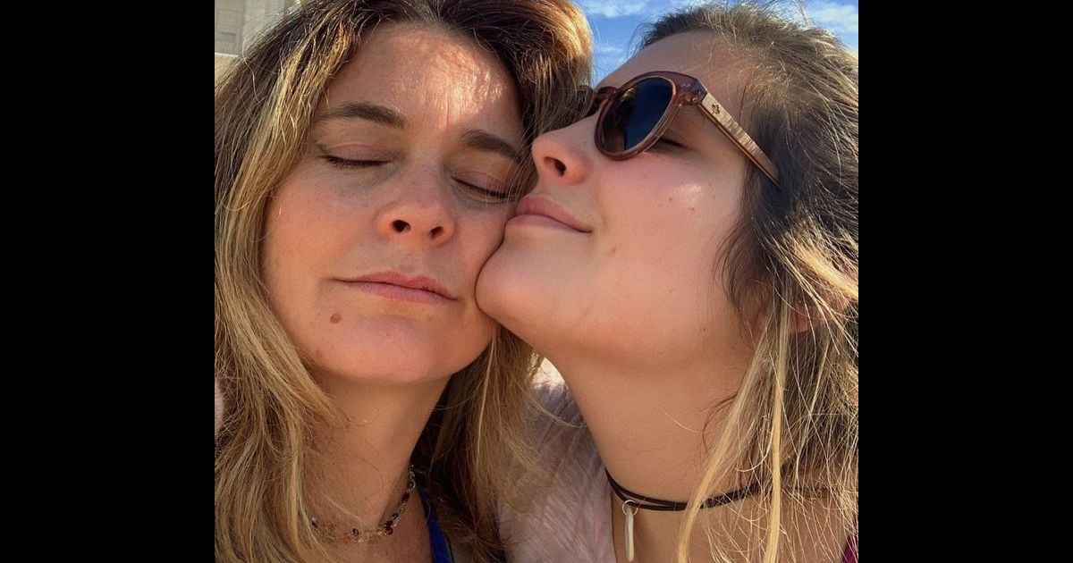 Filha De Claudia Abreu Maria Maud Tem 22 Anos E é Cantora Purepeople 