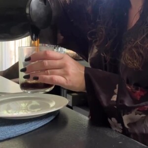 Paolla Oliveira tomou um cafezinho antes de partir para o trabalho