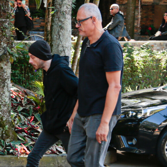 Filho de Rita Lee e Roberto de Carvalho, Beto Lee chega para a missa de sétimo dia da mãe