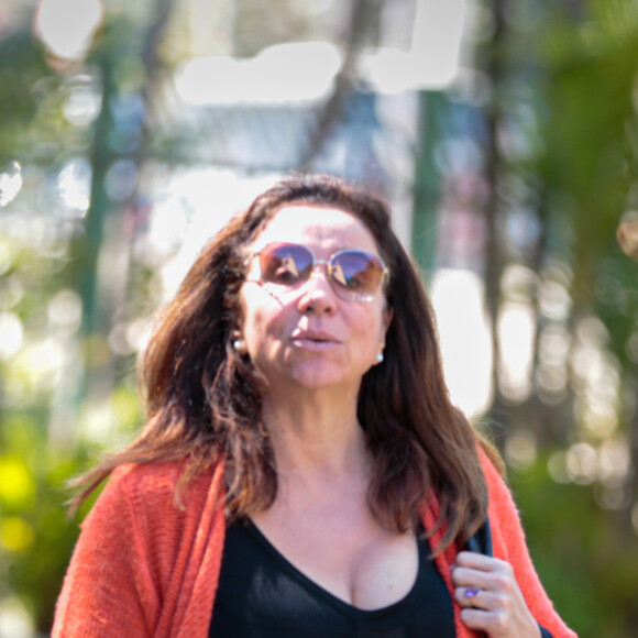 Marisa Orth prestigiou a missa de 7º dia da morte de Rita Lee