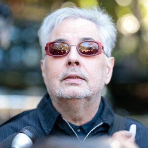 Roberto de Carvalho, viúvo de Rita Lee, ficou emocionado na missa de despedida da cantora: os dois foram casados por mais de 45 anos