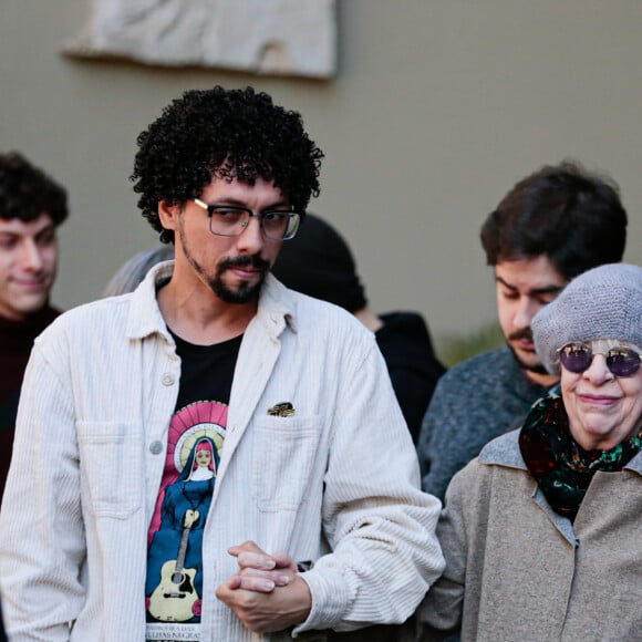 Irmã de Rita Lee foi amparada na missa de 7º dia da cantora