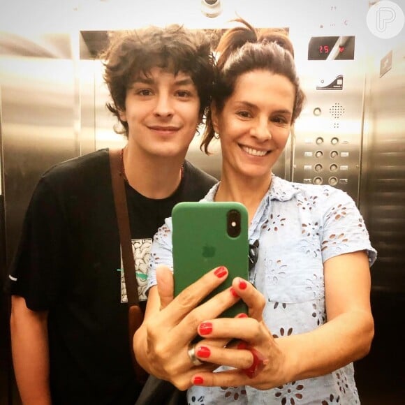 Helena Ranaldi compartilha várias fotos com o filho, Pedro, de 25 anos