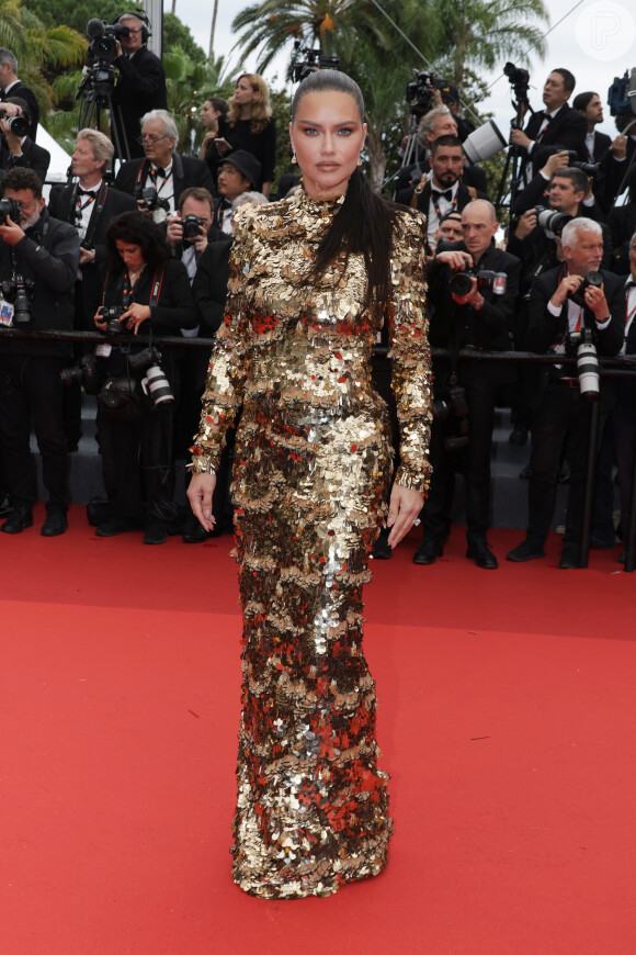 Adriana Lima apostou no dourado para o Festival de Cinema de Cannes