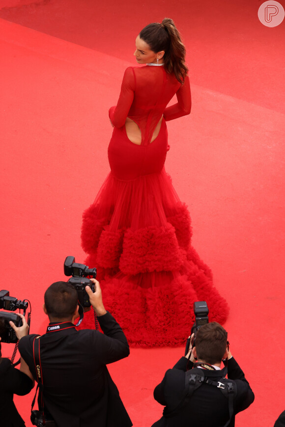Look de Izabel Goulart no Festival de Cinema de Cannes cria a ilusão de ter um body por baixo