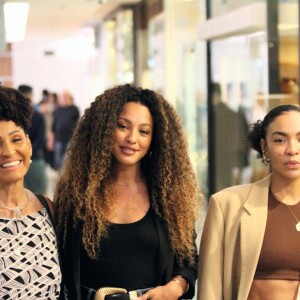 Mãe e irmã de Sheron Menezzes chamaram atenção pela beleza