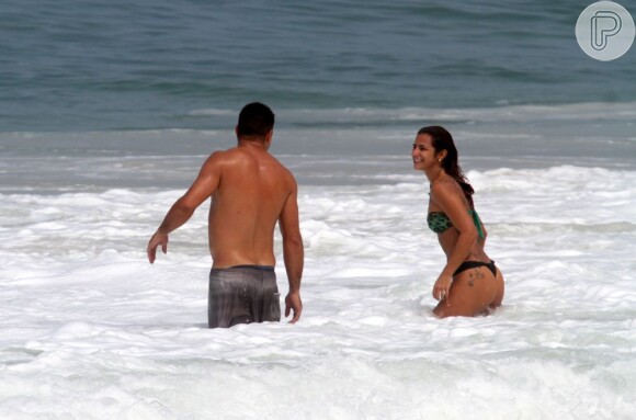 Ronaldo se diverte na praia do Leblon, no Rio de Janeiro, com Paula Morais