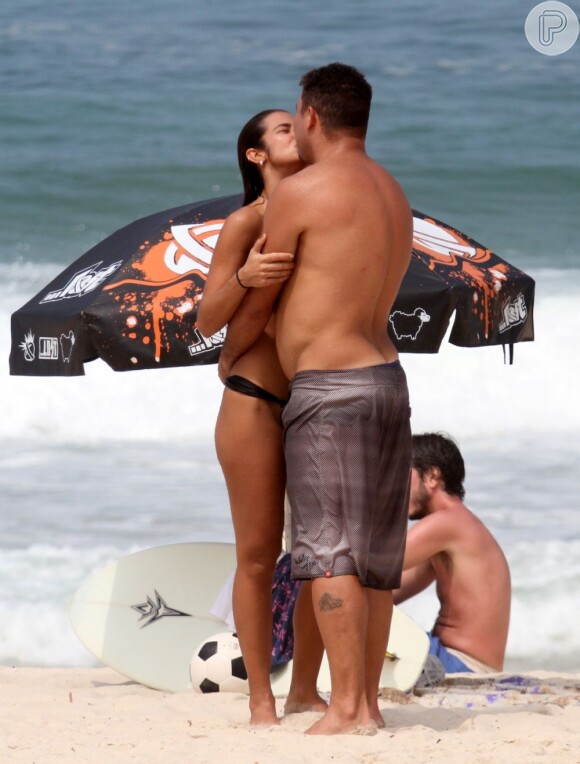 Ronaldo beija a namorada, Paula Morais, na praia do Leblon, na Zona Sul do Rio de Janeiro, em 1º de abril de 2013
