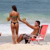 Ronaldo bebe água de coco na areia da praia do Leblon, no Rio