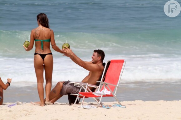 Ronaldo bebe água de coco na areia da praia do Leblon, no Rio