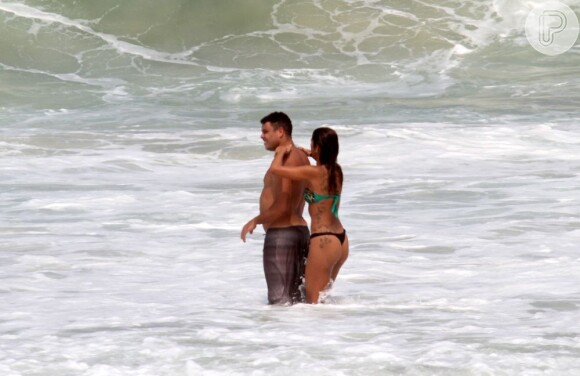 Ronaldo ganha massagem da namorada