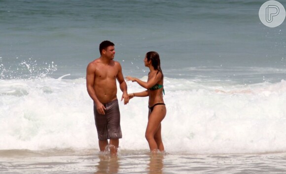 Ronaldo sai da água com a namorada