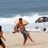 Ronaldo joga bola com a namorada, Paula Morais