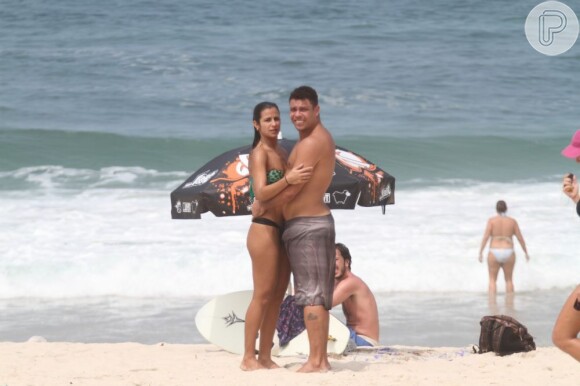Ronaldo e Paula Morais percebem que estão sendo fotografados