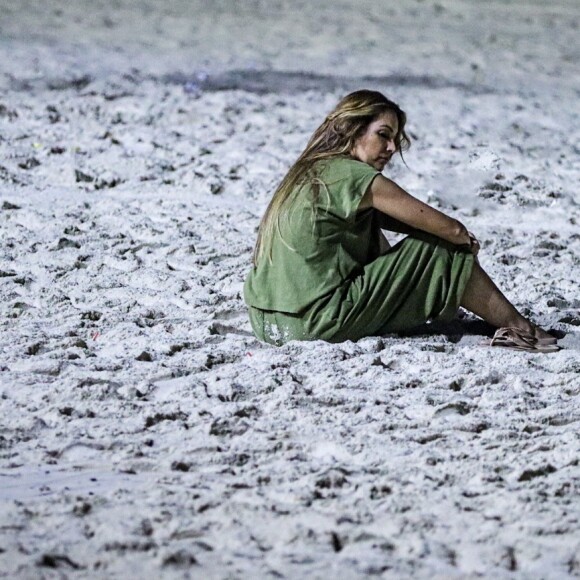 Patrícia Poeta foi vista desolada em praia no Rio de Janeiro após brigas com Manoel Soares