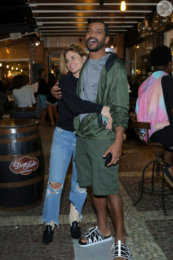 Carolina Dieckmann encontrou com Samuel de Assis no aniversário de José Loreto em restaurante da Barra da Tijuca, Zona Oeste do Rio de Janeiro