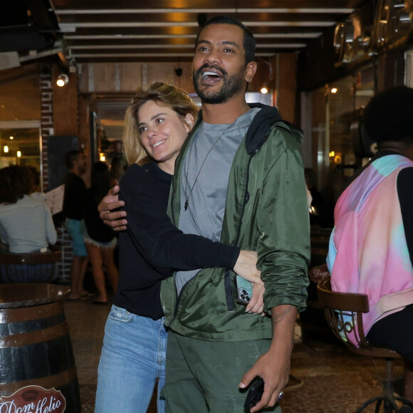 Carolina Dieckmann encontrou com Samuel de Assis no aniversário de José Loreto em restaurante da Barra da Tijuca, Zona Oeste do Rio de Janeiro