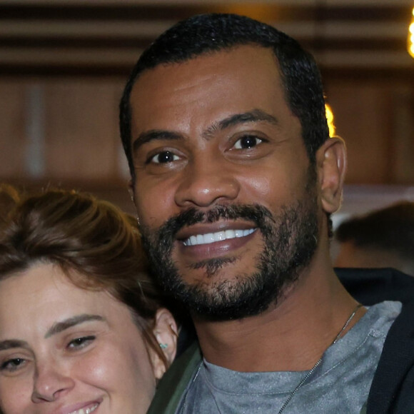 Carolina Dieckmann e Samuel de Assis trocaram abraço carinhoso na festa de José Loreto