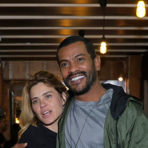 Carolina Dieckmann combinou jeans e bota western no aniversário de José Loreto