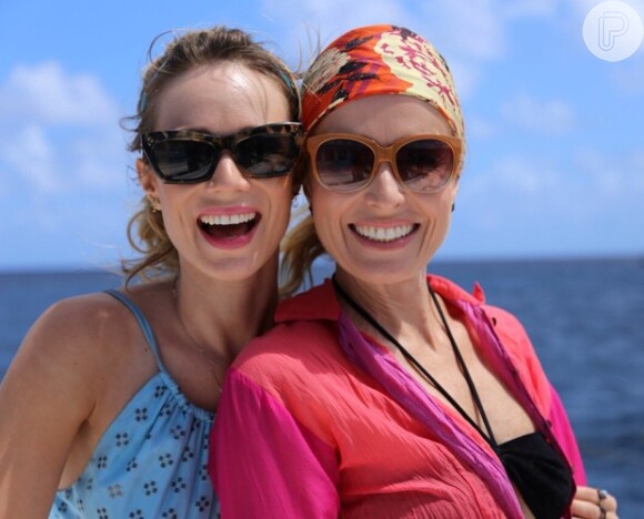 Mariana Ximenes e Angélica , posando durante o passeio de barco, no 'Estrelas ', 10 de janeiro de 2015