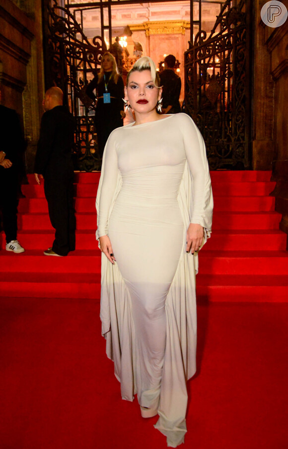 O vestido off-white usado por Duda Beat em premiação evidenciou a silhueta da cantora