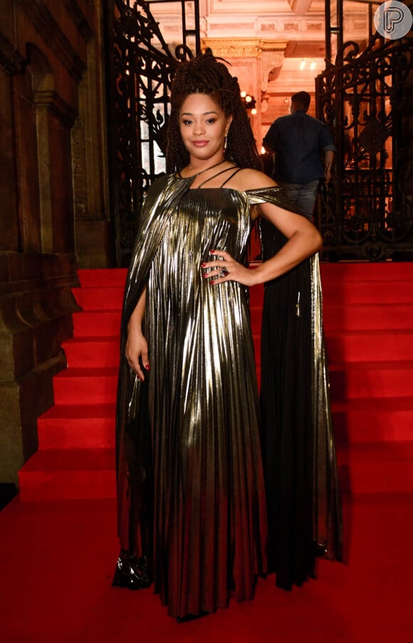 O vestido metalizado e plissado de Juliana Alves deixou a atriz poderosa no 30º Prêmio da Música