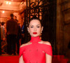 Vestido vermelho usado por Juliette em prêmio de música tem gola alta e recortes