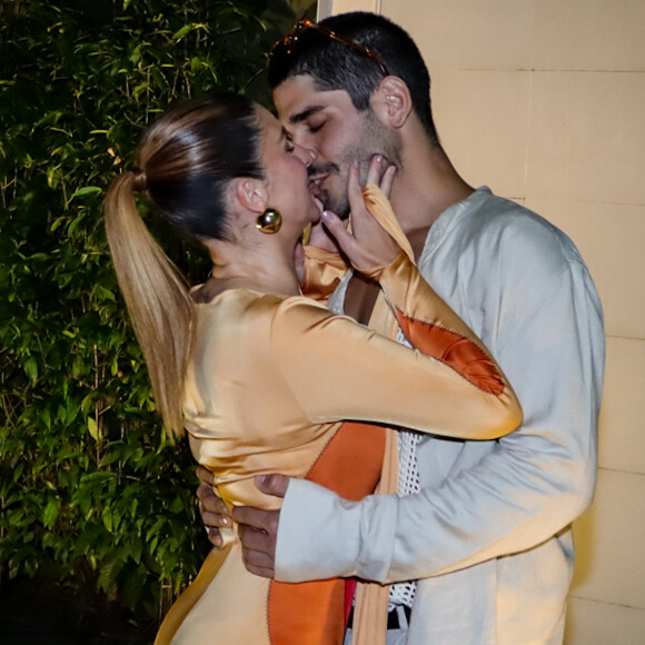 Fernanda Paes Leme trocou beijos com noivo, Victor Sampaio, em festa de 40 anos