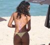 Bella Campos exibiu o corpo torneado em dia de praia com o namorado, MC Cabelinho