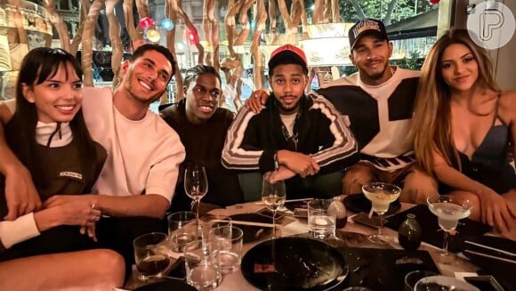 Shakira e Lewis Hamilton foram fotografados juntinhos ao lado de amigos em jantar