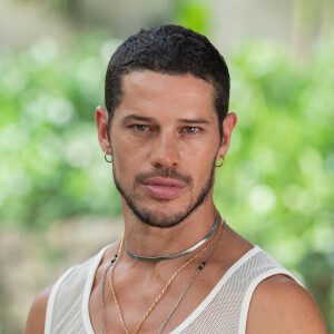 Theo (Emilio Dantas) se revolta ainda mais com Lui (José Loreto) tocando violão na novela 'Vai na Fé'