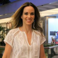 Ana Furtado, do 'Encontro', aposta em look branco para compras em shopping