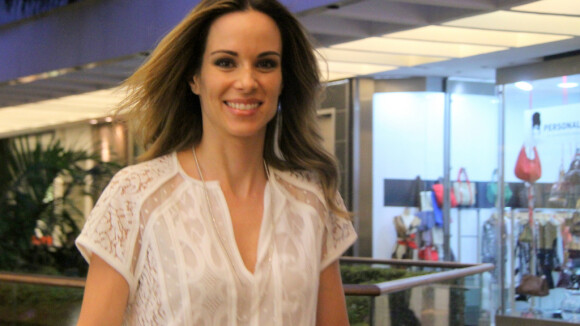Ana Furtado, do 'Encontro', aposta em look branco para compras em shopping
