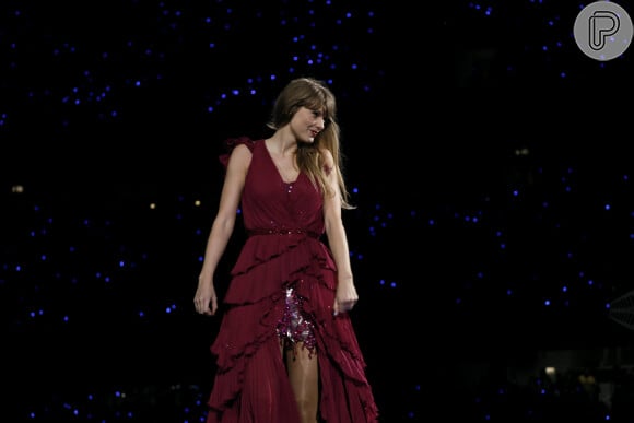 Fã monta vestido bordado com hera venenosa, rosas, papoula e mais flores presentes nos versos das músicas de Taylor Swift