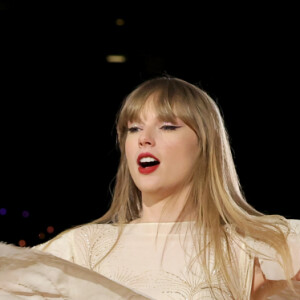 Look de swiftie que foi assistir a show de Taylor Swift na 'The Eras Tour' tem bordado de rosas e espinhos que são citados em 'Call It What You Want To'