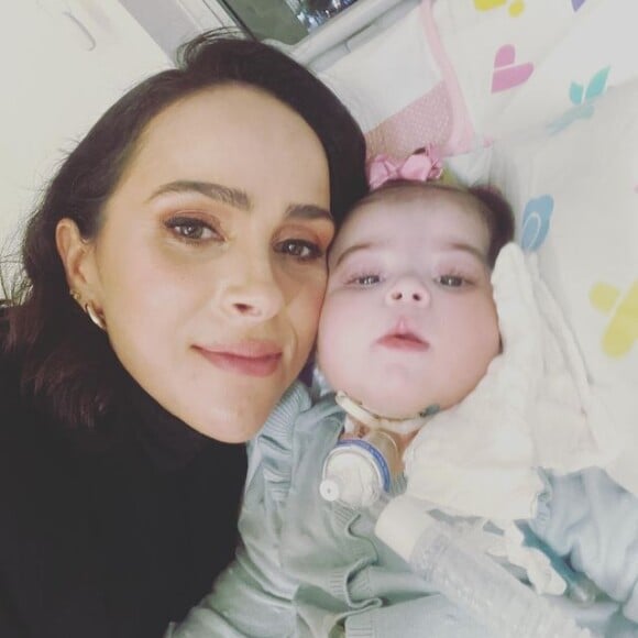 Mulher de Juliano Cazarré postou mensagem agradecendo a Deus pela força para cuidar da sua filha caçula.