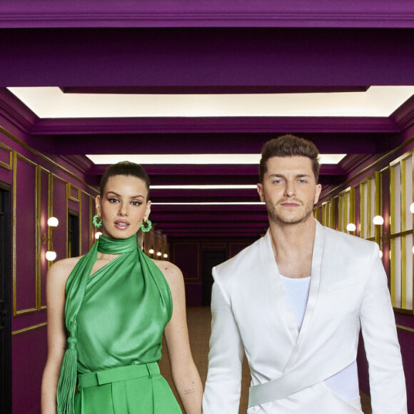 Camila Queiroz defendeu que esse é o formato do programa há três temporadas e que ela e Klebber Toledo aparecem mais que os apresentadores da versão americana