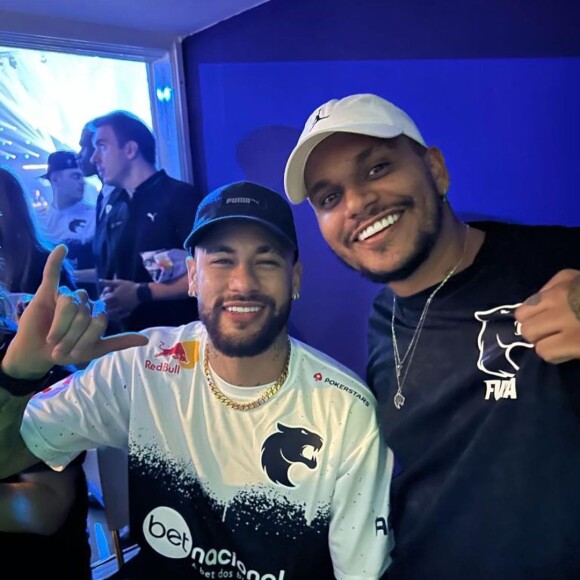 Neymar ofereceu um festão de despedida de solteiro para o "parça" Cris Guedes, segundo o site do jornalista Leo Dias