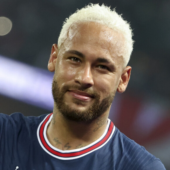 Neymar não ficou perto de nenhuma mulher, segundo a publicação