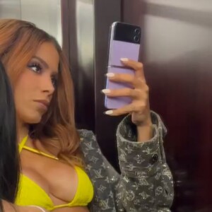 Anitta fez selfie no espelho e mostrou detalhes do look usado em desfile da Louis Vuitton