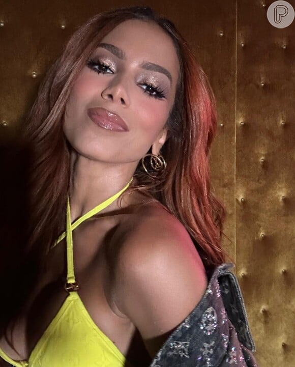 Anitta mostrou detalhes de sua maquiagem e do seu look em fotos no Instagram