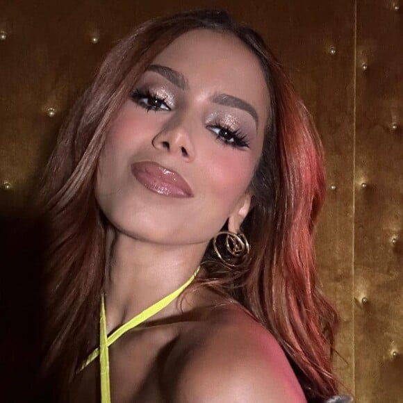 Anitta mostrou detalhes de sua maquiagem e do seu look em fotos no Instagram