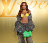 Anitta combinou jeans e biquíni em look para desfile de Louis Vuitton