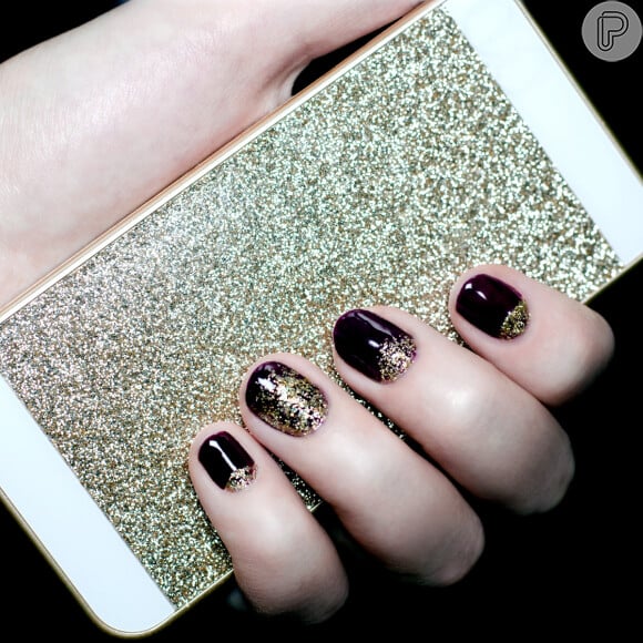 Unhas curtas com brilho: essa nail art combina glitter e preto